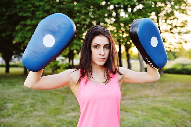 Uma garota com patas de boxe