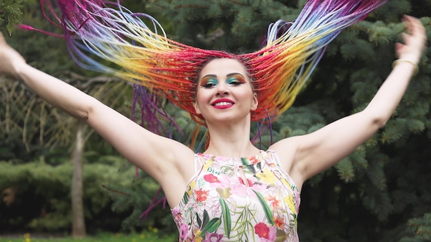 Uma garota com um sorriso feliz em um vestido com tranças africanas