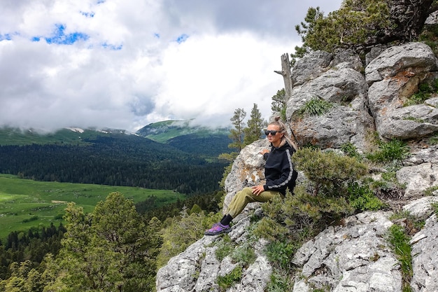 Uma garota com vista para os prados alpinos o planalto lagonaki em adygea rússia 2021