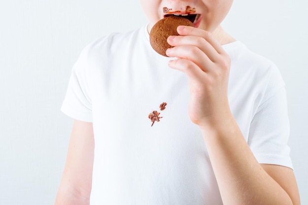 Uma garota comendo um biscoito de chocolate