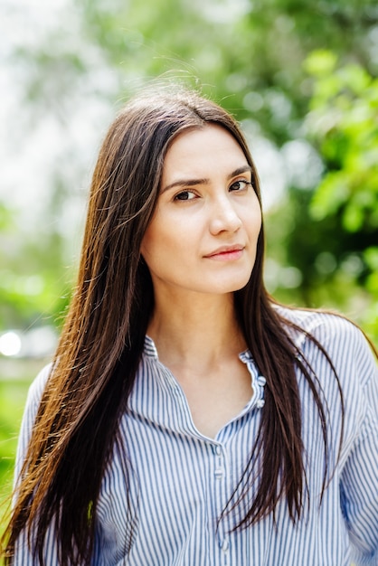 Uma garota de aparência asiática em um parque da cidade. Retrato de verão