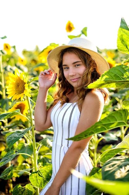 Uma garota de branco em girassóis horário de verão