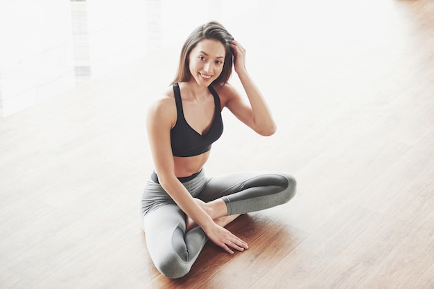 Uma garota de esportes fazendo um alongamento. Uma mulher tenta estar em boa forma
