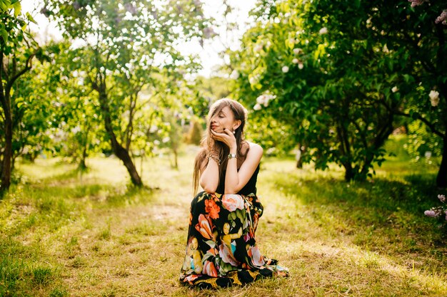 Uma garota de vestido florido na natureza