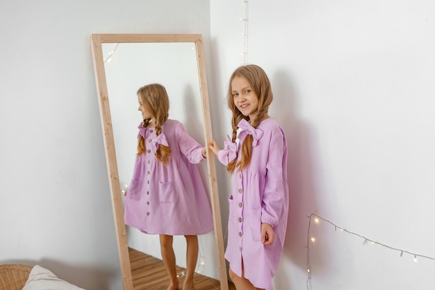 uma garota de vestido roxo na cor do espelho do ano