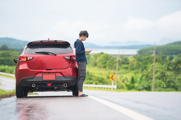 Uma garota de viagem e carro na estrada