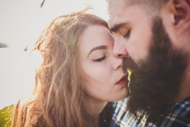 Uma garota e um cara estão andando no parque Retrato de um casal uma história de amor Feliz casal amoroso sorridente juntos estendidos na bela natureza