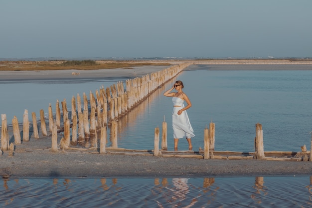 Uma garota em um vestido branco no lago salgado Sasyk Sivash Crimeia