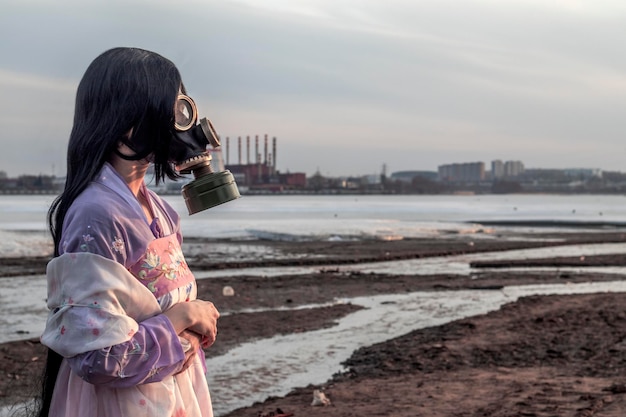 Uma garota em um vestido nacional coreano e máscara de gás durante o vírus coronavírus covid19 Problema ecológico