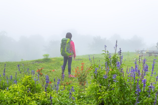 Uma garota em uma caminhada com uma grande mochila na floresta Doi Mae Ta homem, Chiang Mai, Tailândia