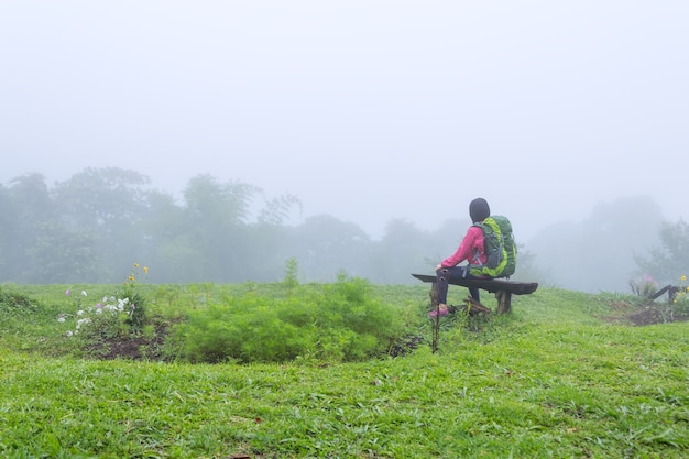 Uma garota em uma caminhada com uma grande mochila na floresta Doi Mae Ta homem, Chiang Mai, Tailândia