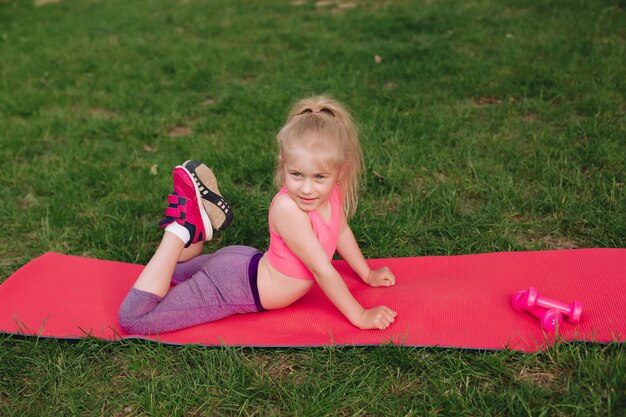 Uma garota esportiva faz exercícios de ginástica em um estilo de vida saudável matA