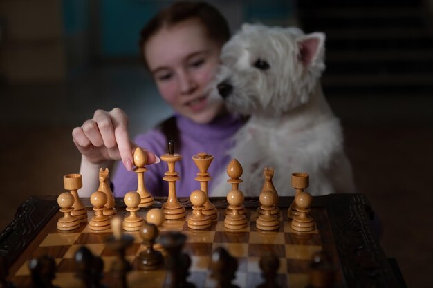 Uma garota está jogando xadrez