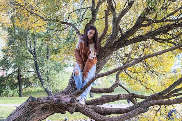 Uma garota está pontilhando em um galho de árvore