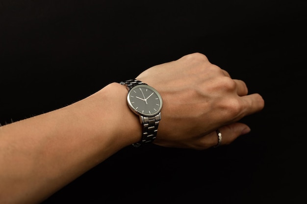 Uma garota experimenta um relógio de mão em prata