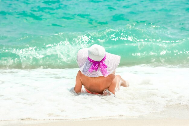 Uma garota feliz na costa do mar em viagens de férias