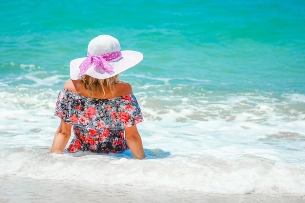 Uma garota feliz na costa do mar em viagens de férias