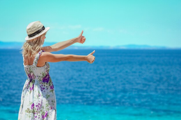 Uma garota feliz perto da beira-mar em viagens de fim de semana na natureza