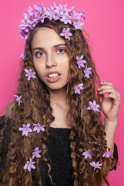 Uma garota linda com flores no cabelo.