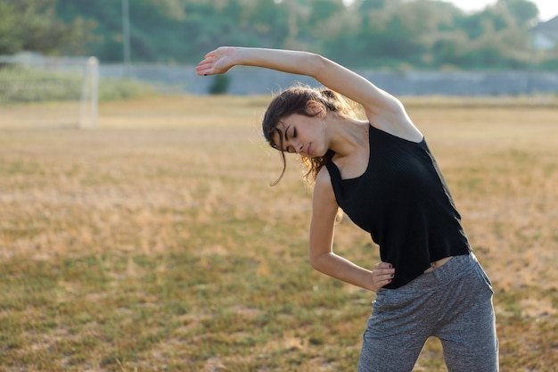 Uma garota magra e atlética faz uma pausa entre as aulas