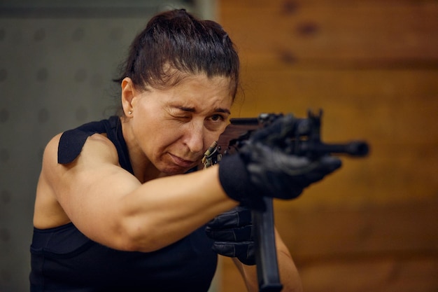 Uma garota militar mira enquanto está sentada no Exército Feminino