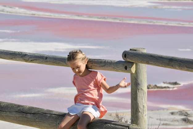 Uma garota na fazenda de sal SalindeGiraud com água salgada rosa