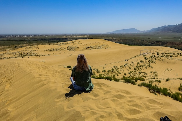 Uma garota nas dunas de areia de Sarykum O deserto no Daguestão Rússia 2021