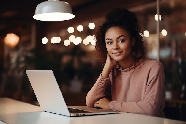 Uma garota negra afro-americana está estudando em um laptop no fundo de um belo interior