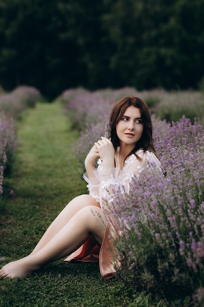 uma garota no campo de lavanda