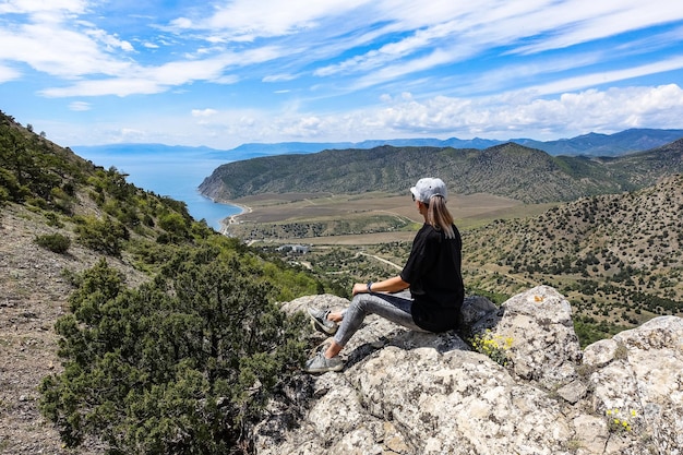 Uma garota no fundo das paisagens do Mar Negro e das montanhas da Crimeia na trilha Golitsyn Crimea 2021