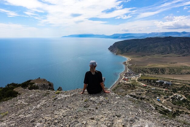 Uma garota no fundo das paisagens do Mar Negro e das montanhas da Crimeia na trilha Golitsyn Crimea 2021