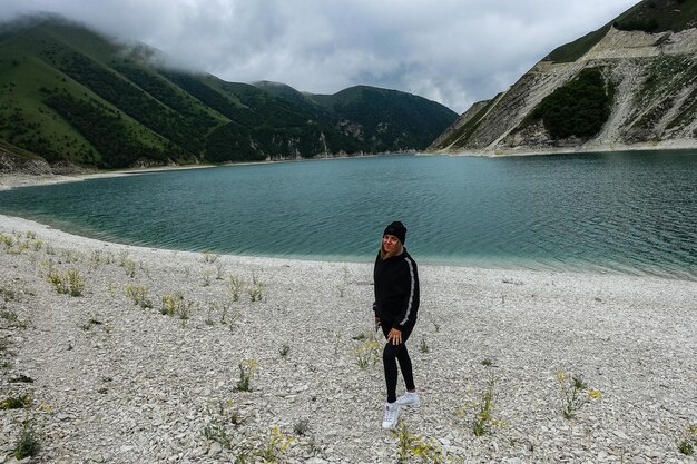 Uma garota no fundo do Lago Kezenoyam nas montanhas do Cáucaso na Chechênia Rússia junho de 2021