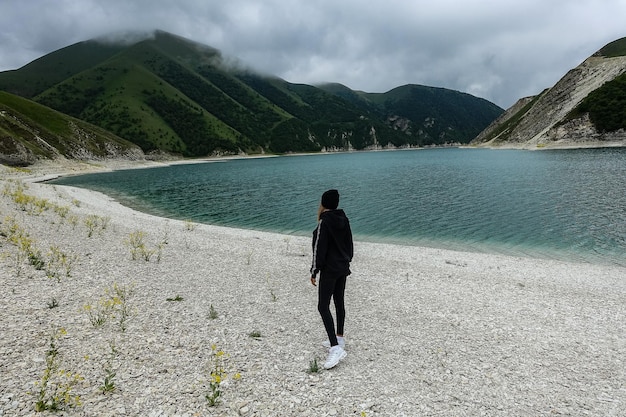 Uma garota no fundo do Lago Kezenoyam nas montanhas do Cáucaso na Chechênia Rússia junho de 2021