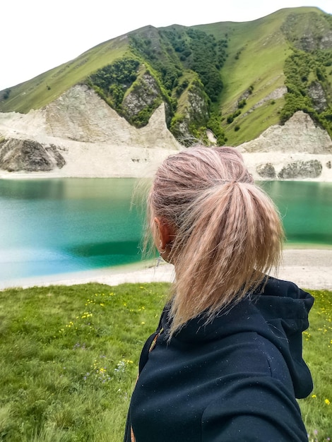 Uma garota no fundo do Lago Kezenoyam nas montanhas do Cáucaso na Chechênia Rússia junho de 2021