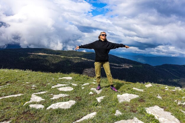 Uma garota no fundo do planalto LagoNaki na Adygea Rússia