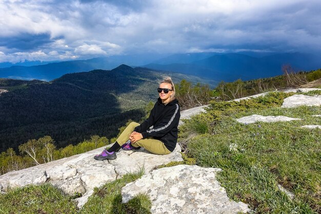 Uma garota no fundo dos prados alpinos do planalto LagoNaki na Adygea Rússia 2021