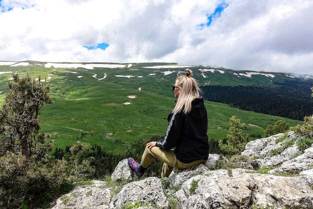 Uma garota no fundo dos prados alpinos do planalto LagoNaki na Adygea Rússia 2021