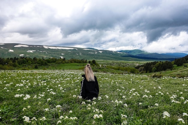 Uma garota nos prados alpinos florescentes de LagoNaki Adygea Rússia 2021