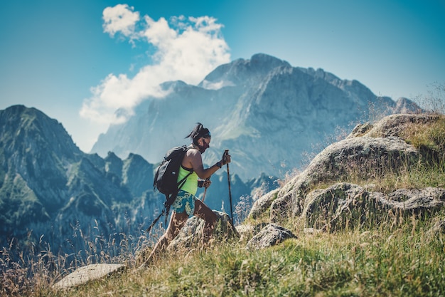 Uma garota pratica trekking com uma máscara antivírus