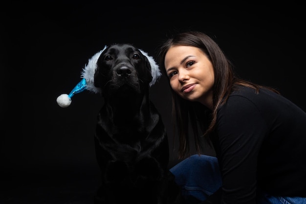 Uma garota segura um cachorro Labrador Retriever em seus braços