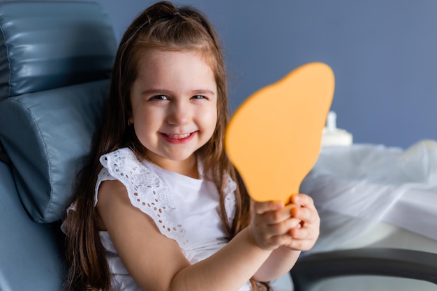 Uma garota segurando um pente amarelo nas mãos