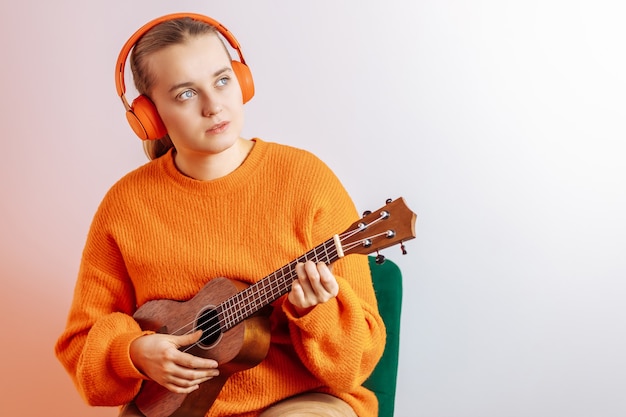 Uma garota toca ukulele