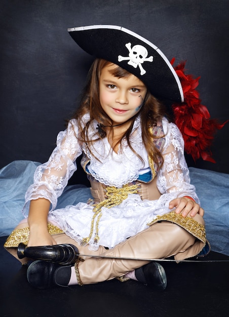 Foto uma garota vestida de pirata com enfeites de halloween