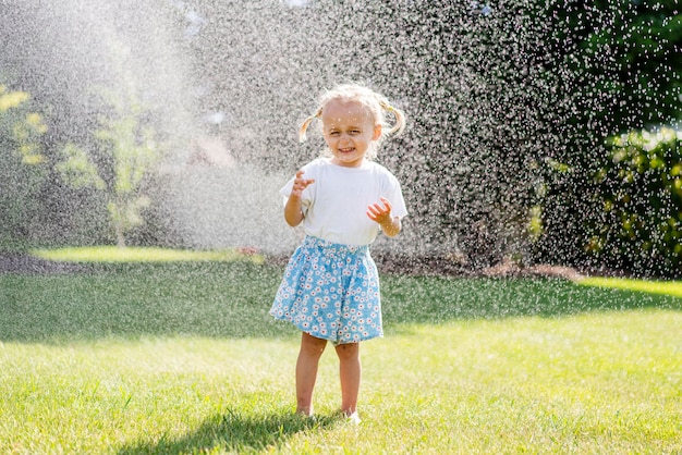 Foto uma garotinha brincando na chuva