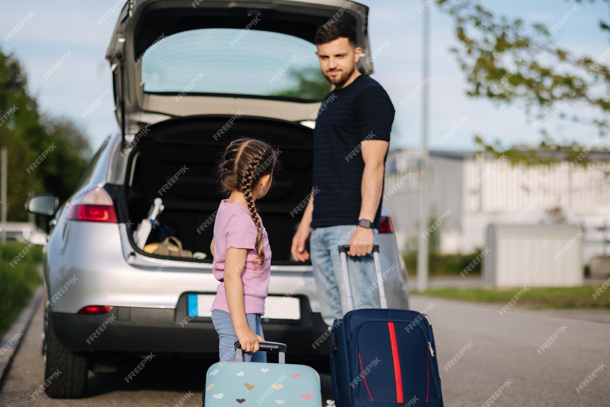 Retrato Em Família Cheia Com Crianças Pequenas Coloca Malas De Bagagem No  Carro Sorrindo Juntos Antes Da Viagem Imagem de Stock - Imagem de grande,  cuidado: 209416853