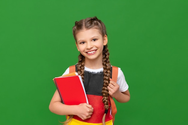 Uma garotinha de camiseta com a imagem da bandeira da alemanha estudando na alemanha e aprendendo alemão