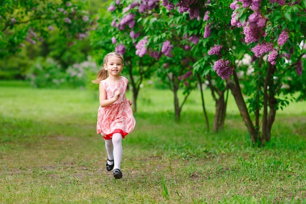 Uma garotinha está correndo no parque.