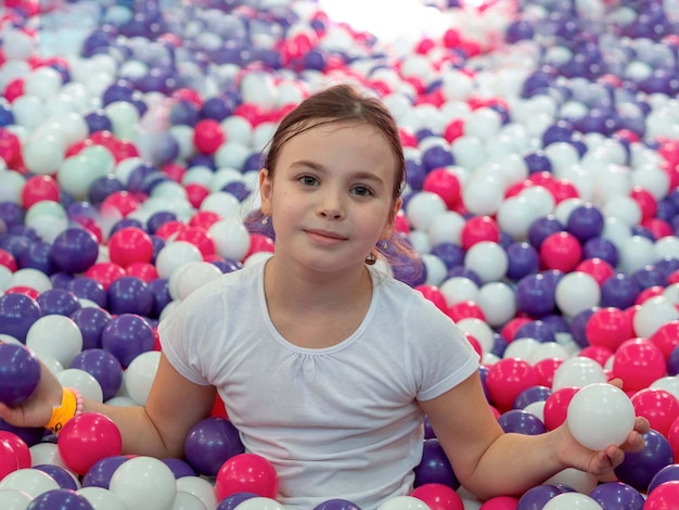 Bolas de plástico coloridas na grande piscina seca no centro de