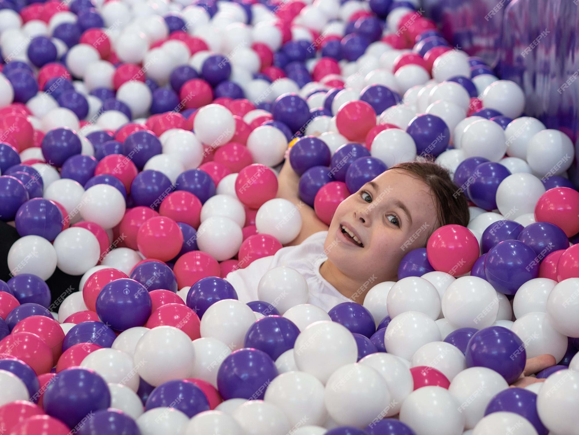 Bolas de plástico coloridas na grande piscina seca no centro de