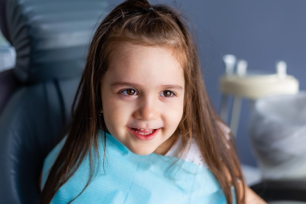 Uma garotinha na cadeira do dentista